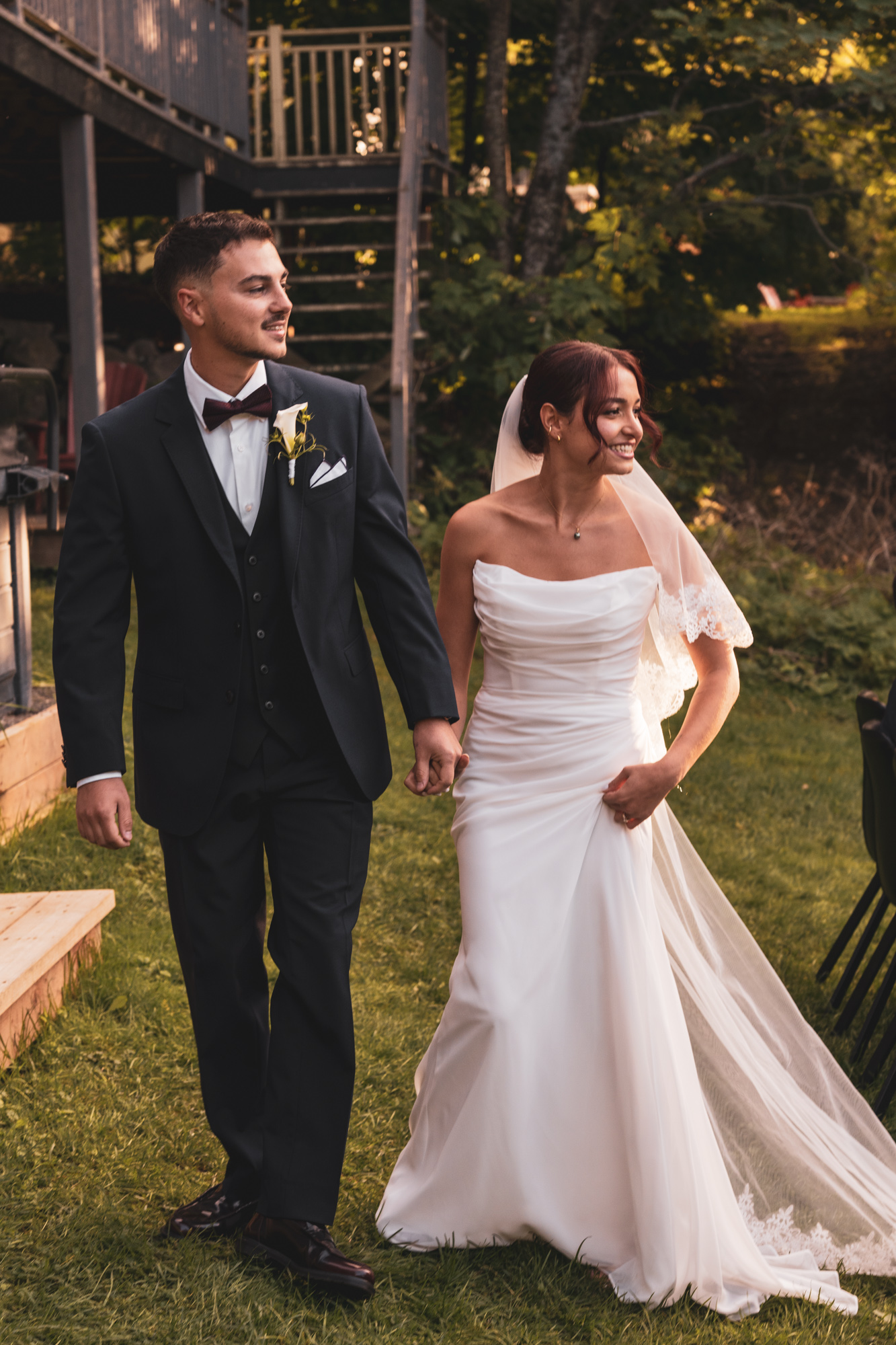 Mariage de Derya et Benjamin — les mariés marchent dans la lumière de fin de journée